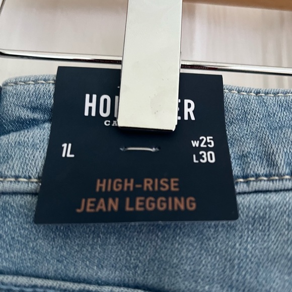 Hollister Light Wash Skinny Jeans - Picture 5 of 6